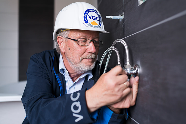 Bausachverständiger bei der Kontrolle - © VQC