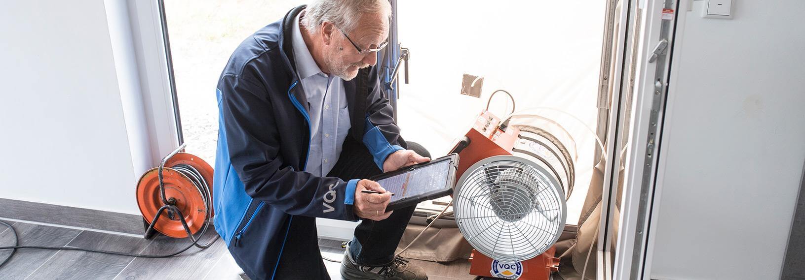 Bausachverständiger prüft genau - © VQC